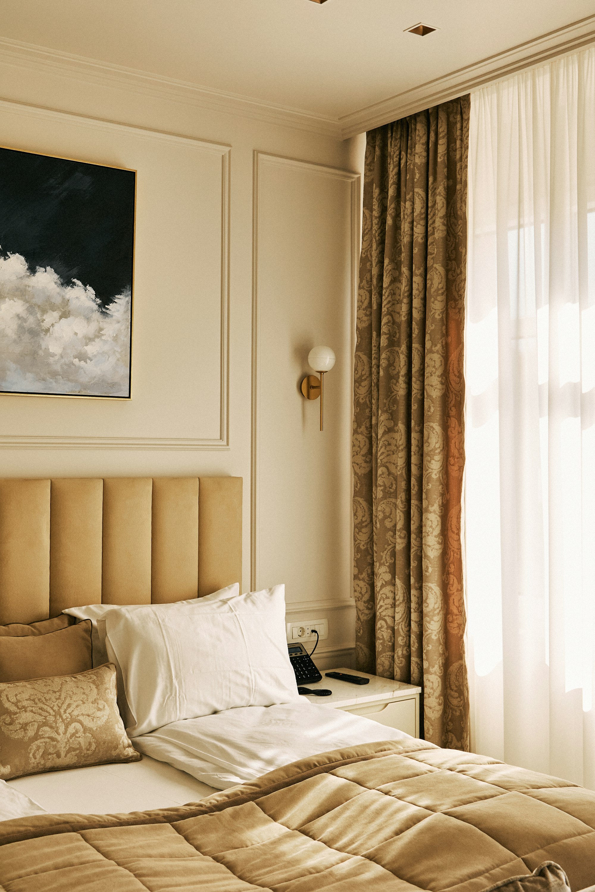 Room 104, Grada